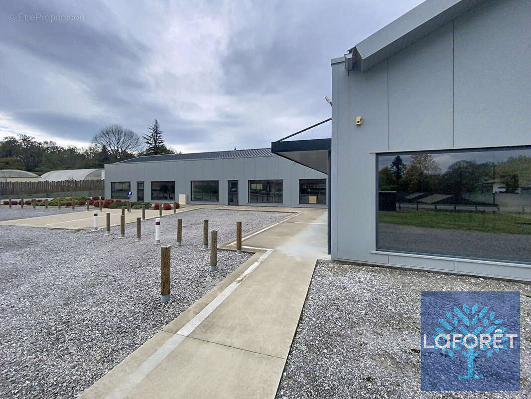 Commerce à POUILLON