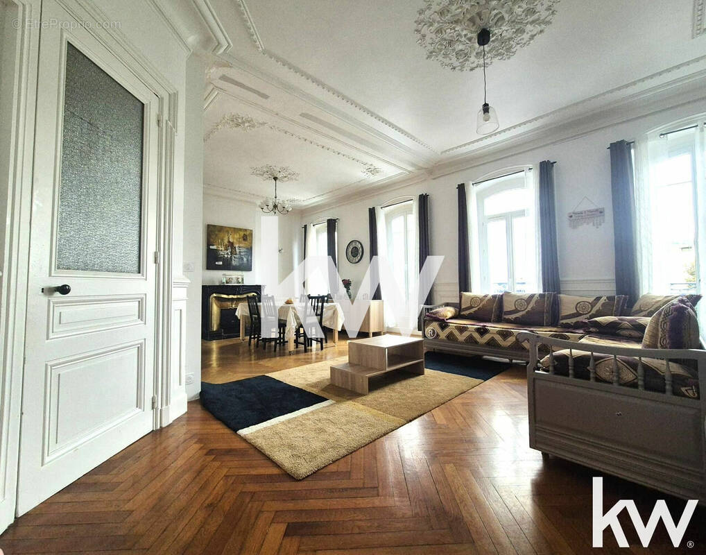 Appartement à LE CHAMBON-FEUGEROLLES