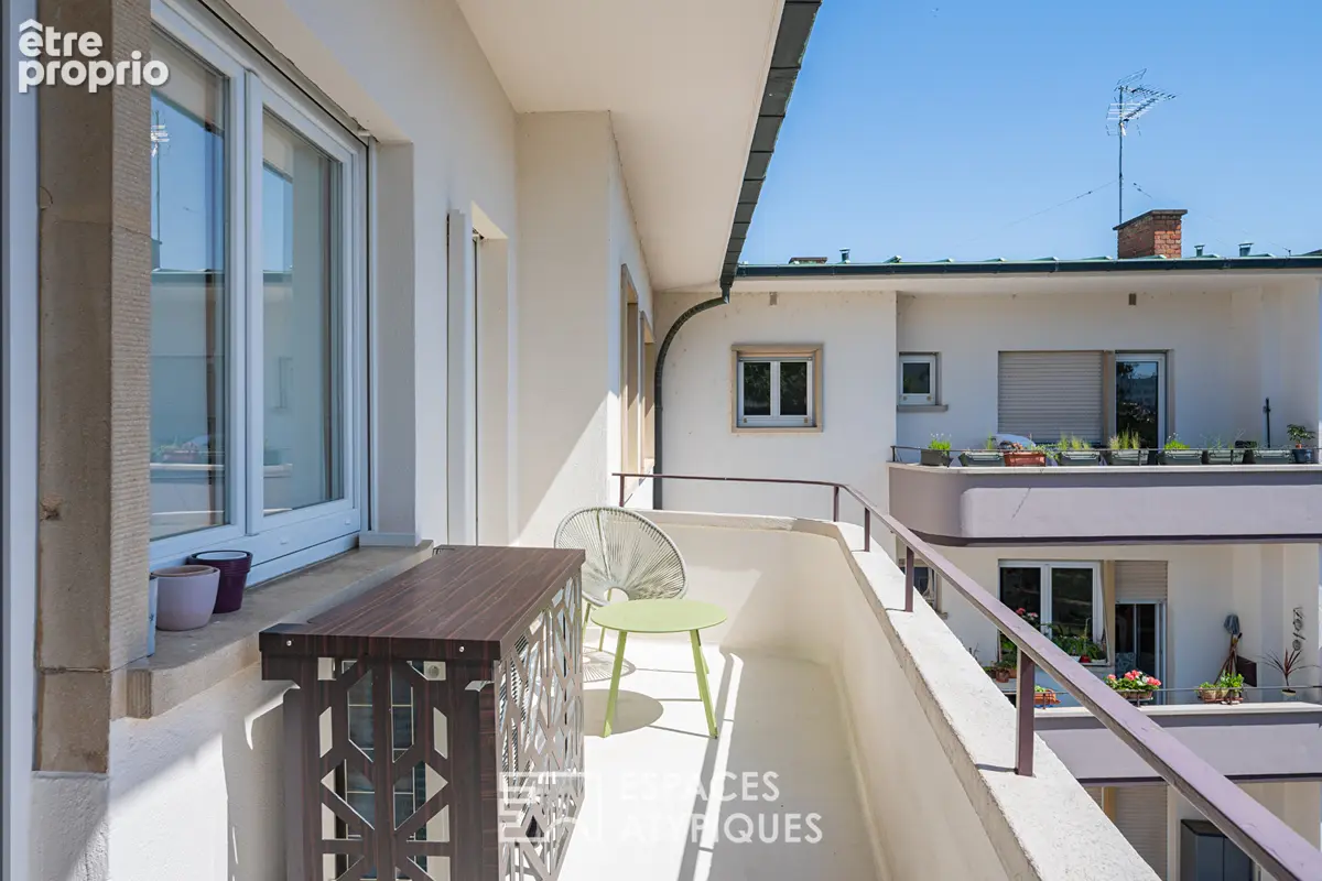 Appartement avec balcons suspendus au sommet d'un immeuble aux lignes modernistes - photo 10