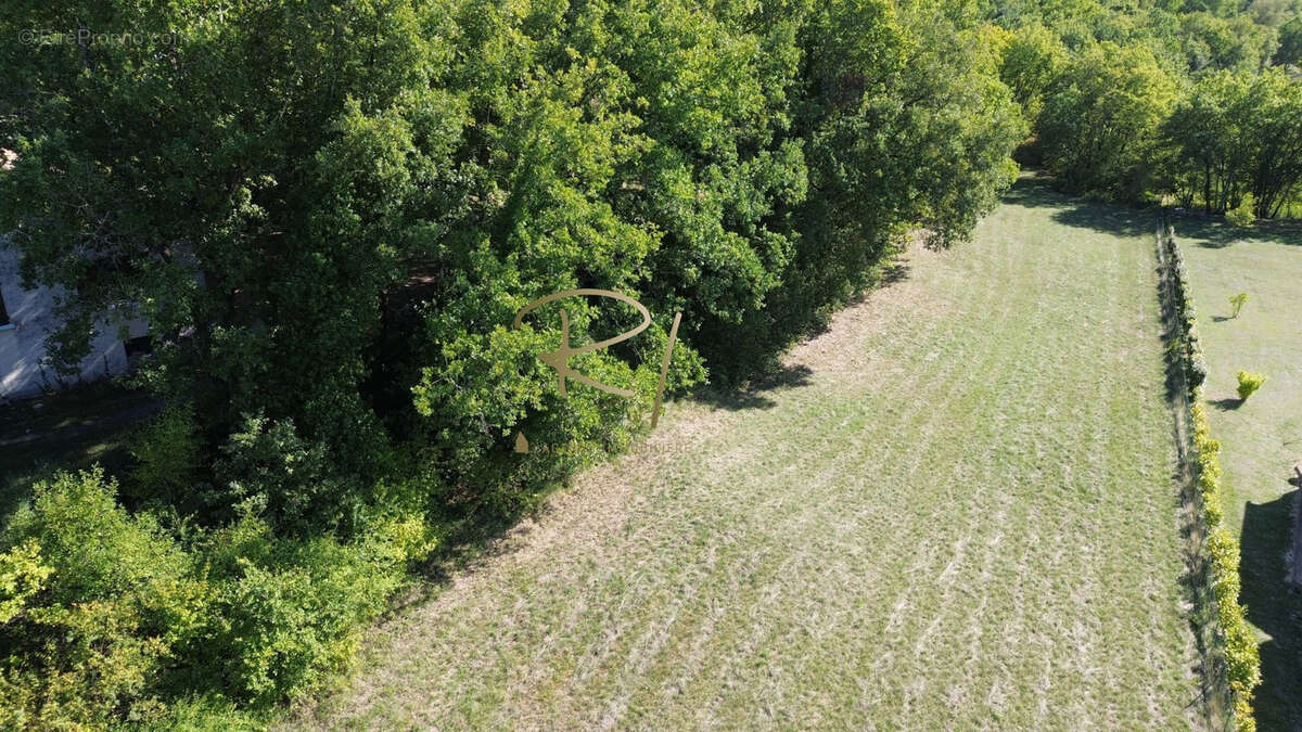 Terrain à SAINT-JEAN-DE-MARUEJOLS-ET-AVEJAN