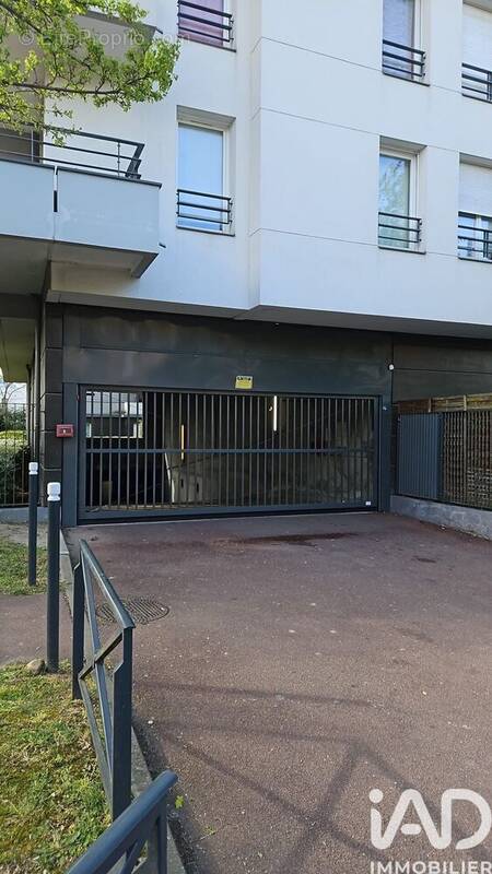 Photo 1 - Parking à CERGY