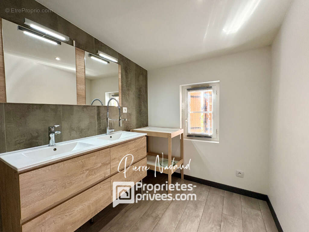 Maison à LES ARTIGUES-DE-LUSSAC