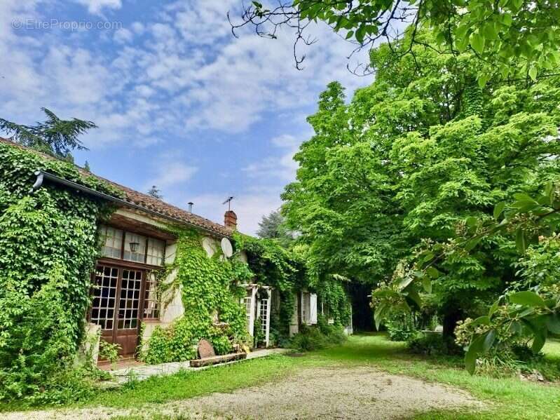Maison à SAINT-ANTOINE-DE-FICALBA