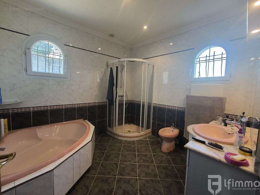 Villa d'exception de 140 m2, jardin de 3096 m2 arborés, et pisci - photo 9