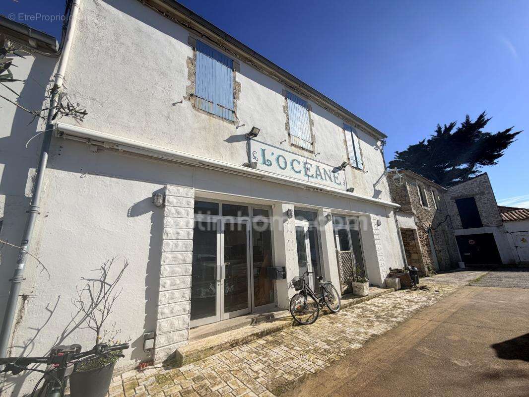 Immeuble murs avec commerces et licence à ARS EN RÉ 17590 - photo 2