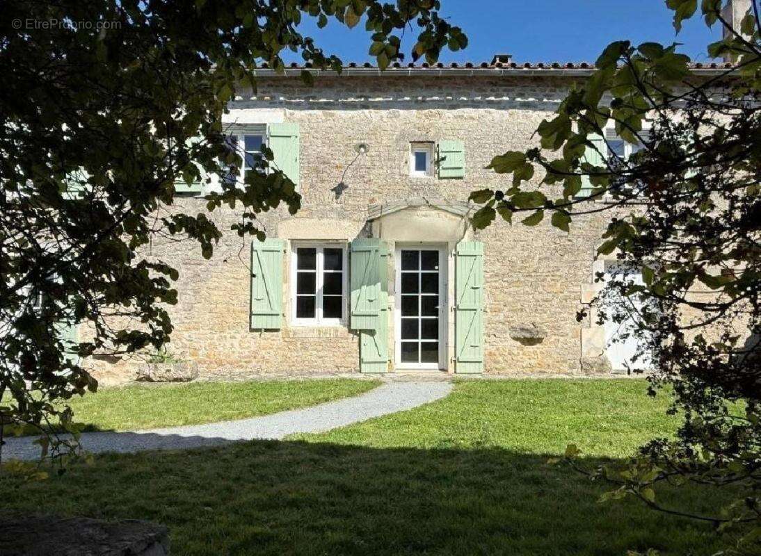 Maison 184 m² à Villefagnan  - photo 2
