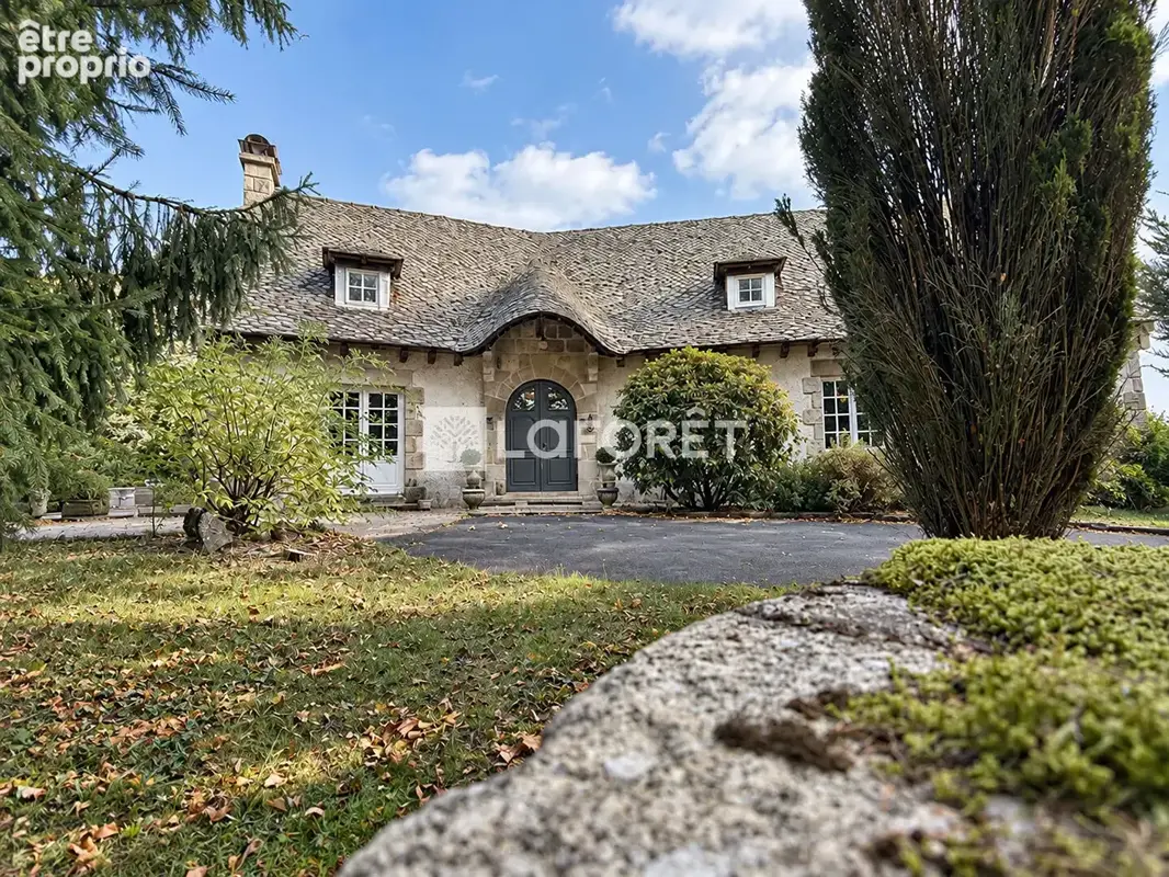 Maison de caractère - terrain  arboré et clôturé de + de 2 500 m² - photo 1