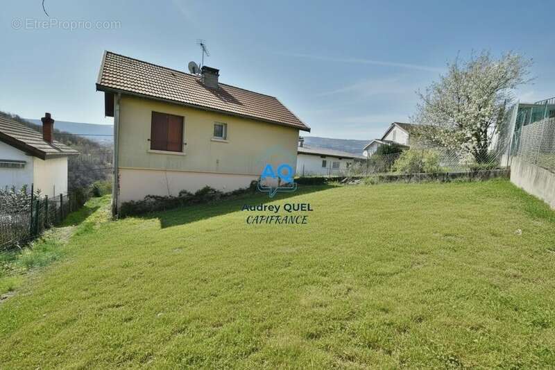 Maison familiale - 6 pièces - 164 m² de surface totale (91m² habitables) avec vue dégagée et fort potentiel – VALSERHONE (01) - photo 2
