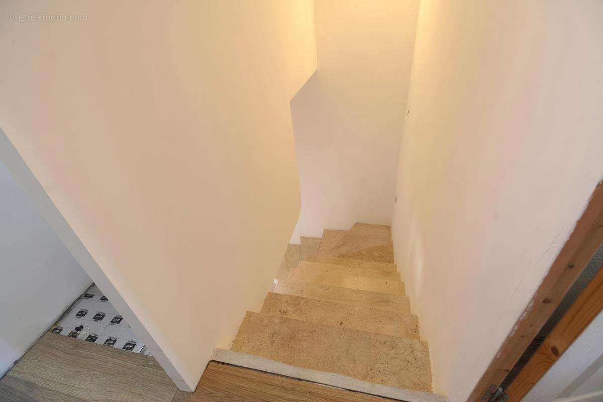 Maison de caractère de 175 m² avec appartement indépendant, jardin, jacuzzi et garage – carros village - photo 13