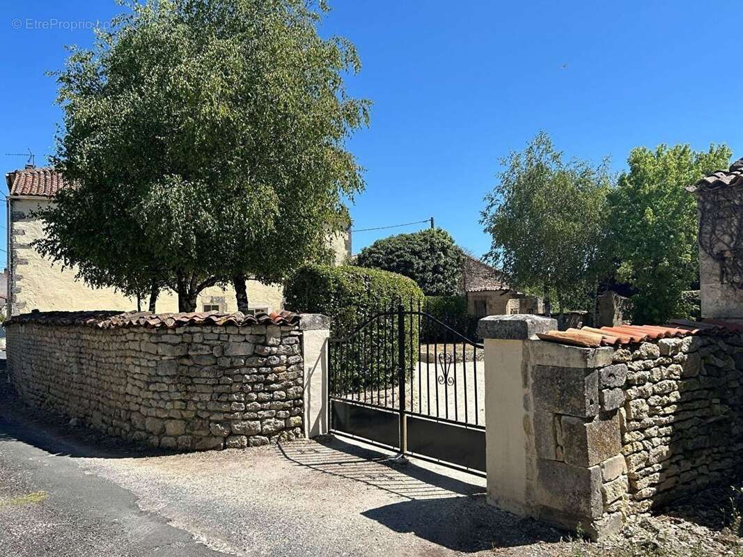 Grande maison de caractère au coeur de Néré avec jardin et dépendance - photo 11