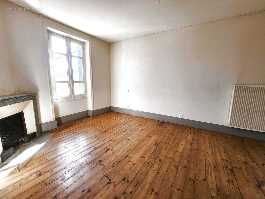 Maison à SAINT-LAURENT-DU-PAPE