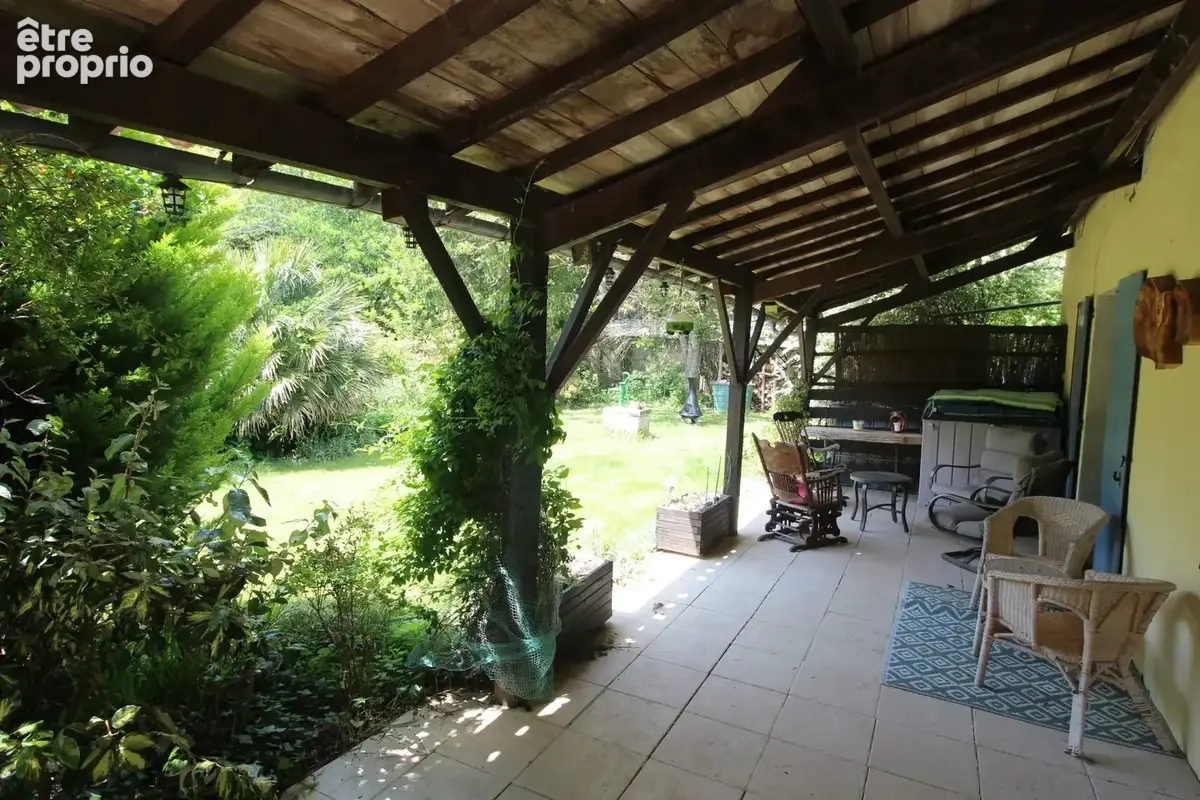 En bordure de village, maison indépendante de quatre chambres avec deux gîtes de deux chambres, grand jardin et piscine - photo 11
