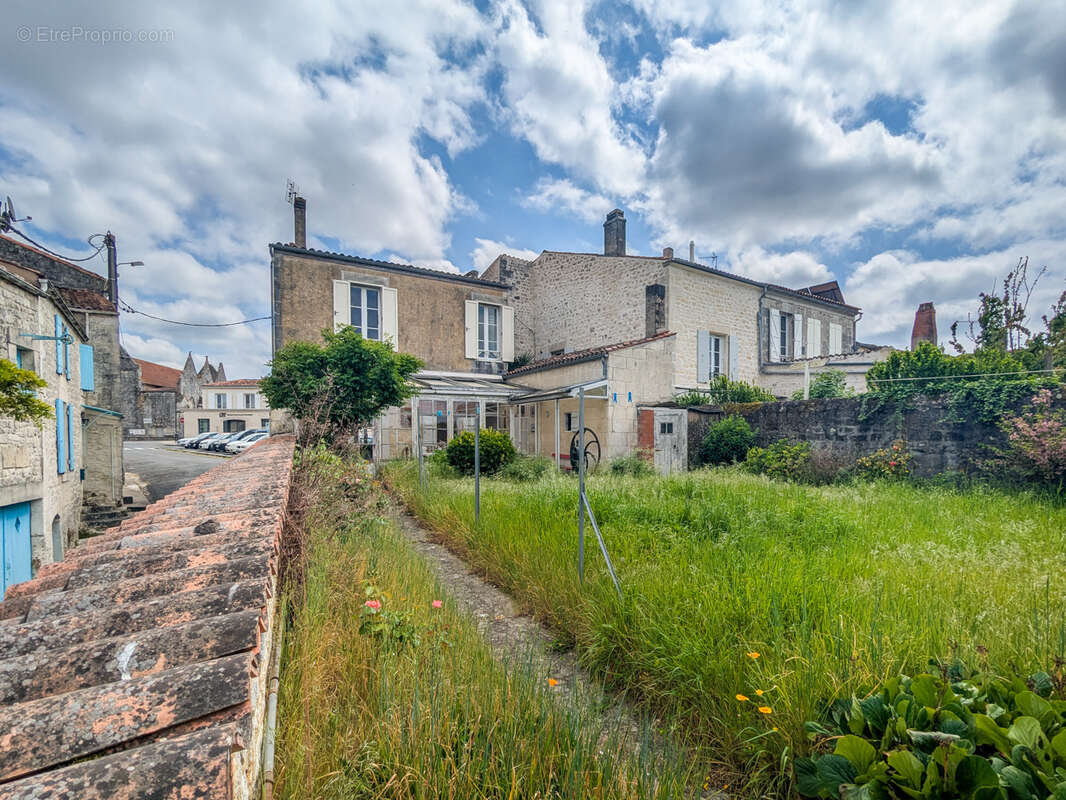 Maison à SAINT-SAVINIEN