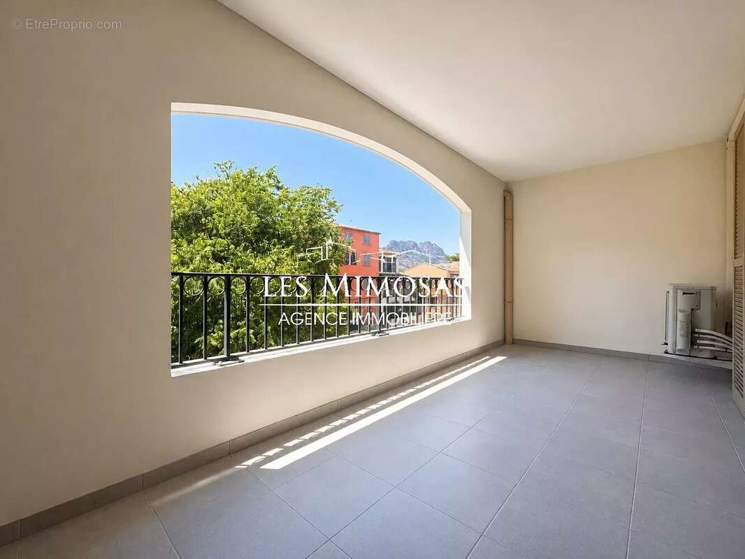 Appartement à ROQUEBRUNE-SUR-ARGENS