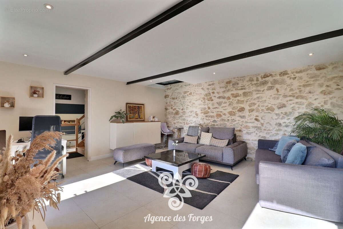 Maison à SAINT-MACAIRE-EN-MAUGES