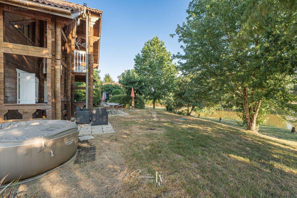 Maison 320 m² à Meilhac  - photo 7