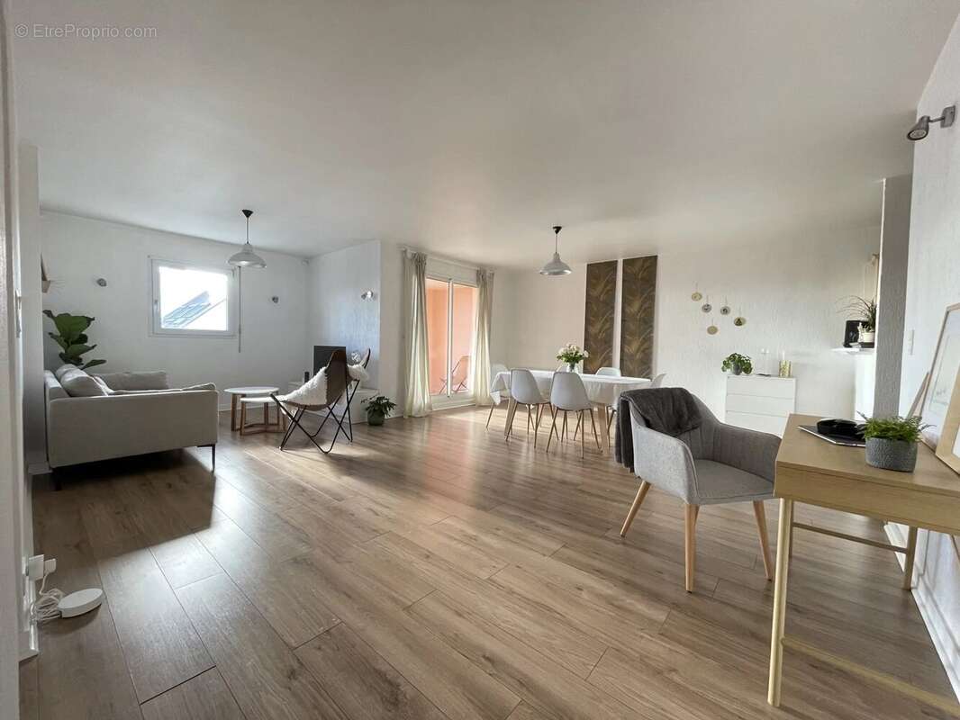 T3 87 m² + 2 balcons 5 et 6 m² + 2 Parkings privés + cave – 2ème – Vannes ouest - Pieces de vie 42 m² - photo 4