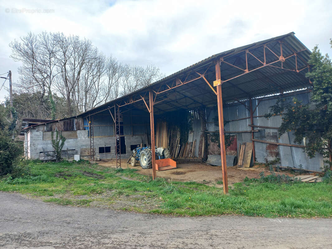 Parking à TRIE-SUR-BAISE