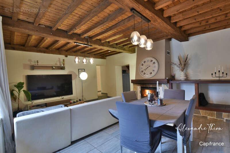 Maison à RIGNIEUX-LE-FRANC