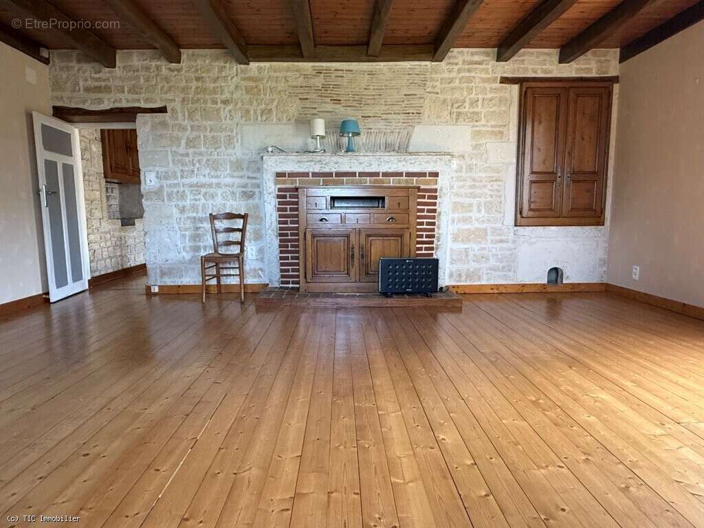 Maison à AIGRE