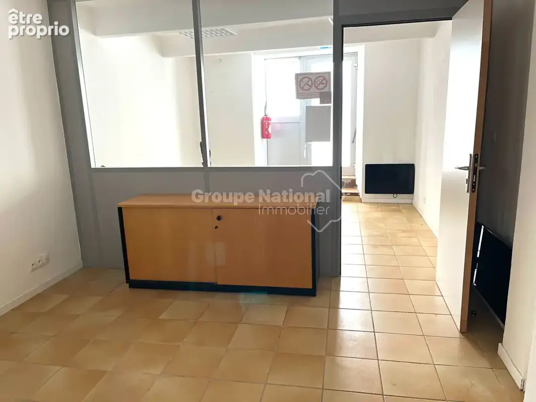 Local de 55 m² (de surface utile) avec multi-activités possibles,  équipé de la fibre -et aux normes incendie PMR et déficients  - photo 8