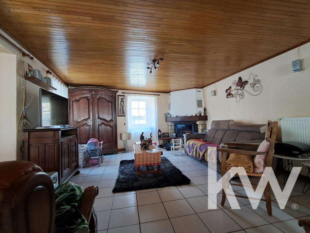 Maison à LAVAL-ROQUECEZIERE