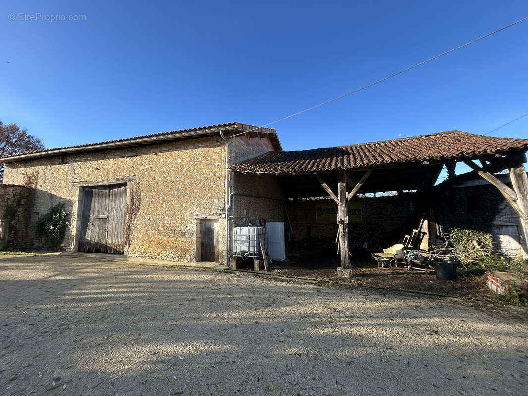 Fermette charentaise avec grange - dependances et jardin - photo 3