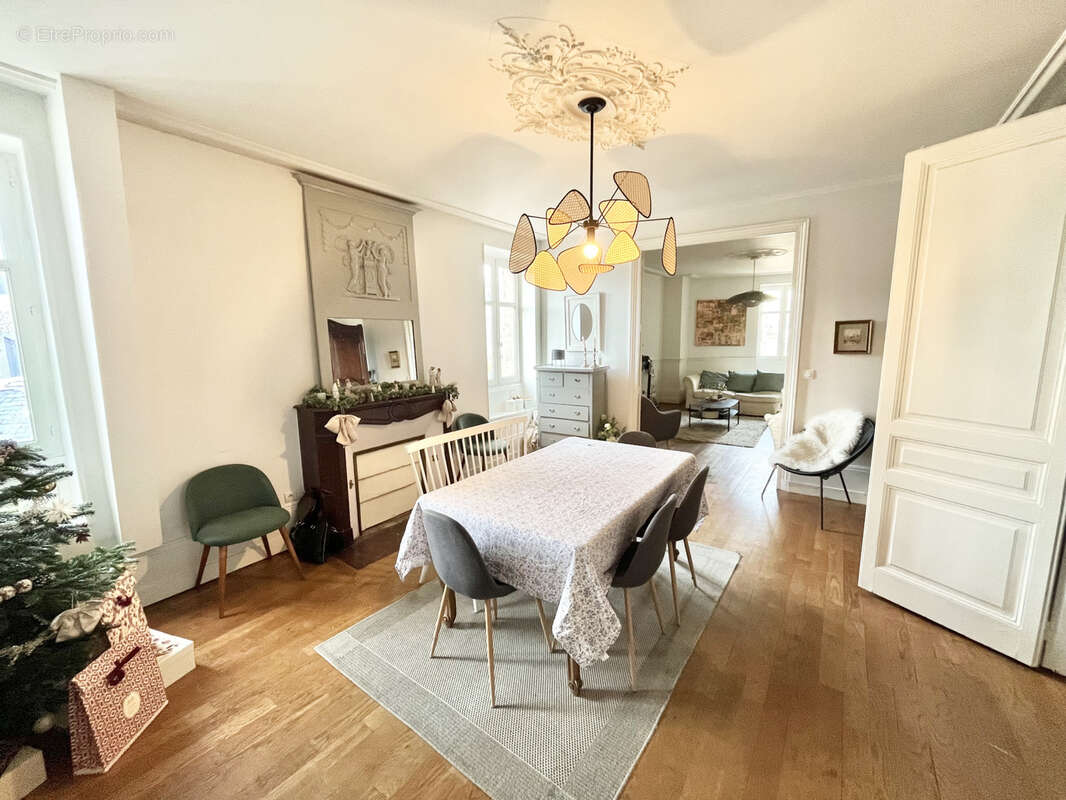 7 pièces de 183 M2 - Centre-ville - 5 chambres - Cuisine équipée - Parking - photo 3
