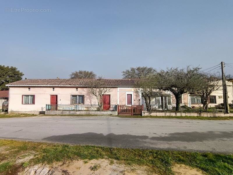 Maison à MONTLIEU-LA-GARDE