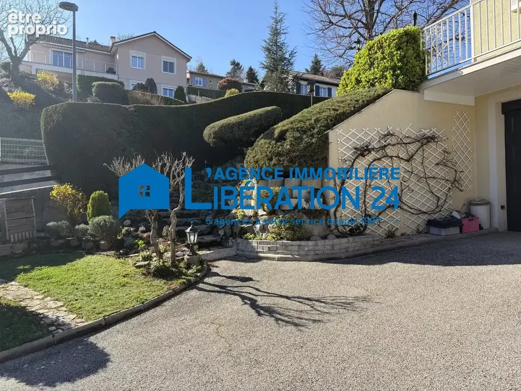 Maison familiale de 193 m² à Saint-Genest-Lerpt - photo 23
