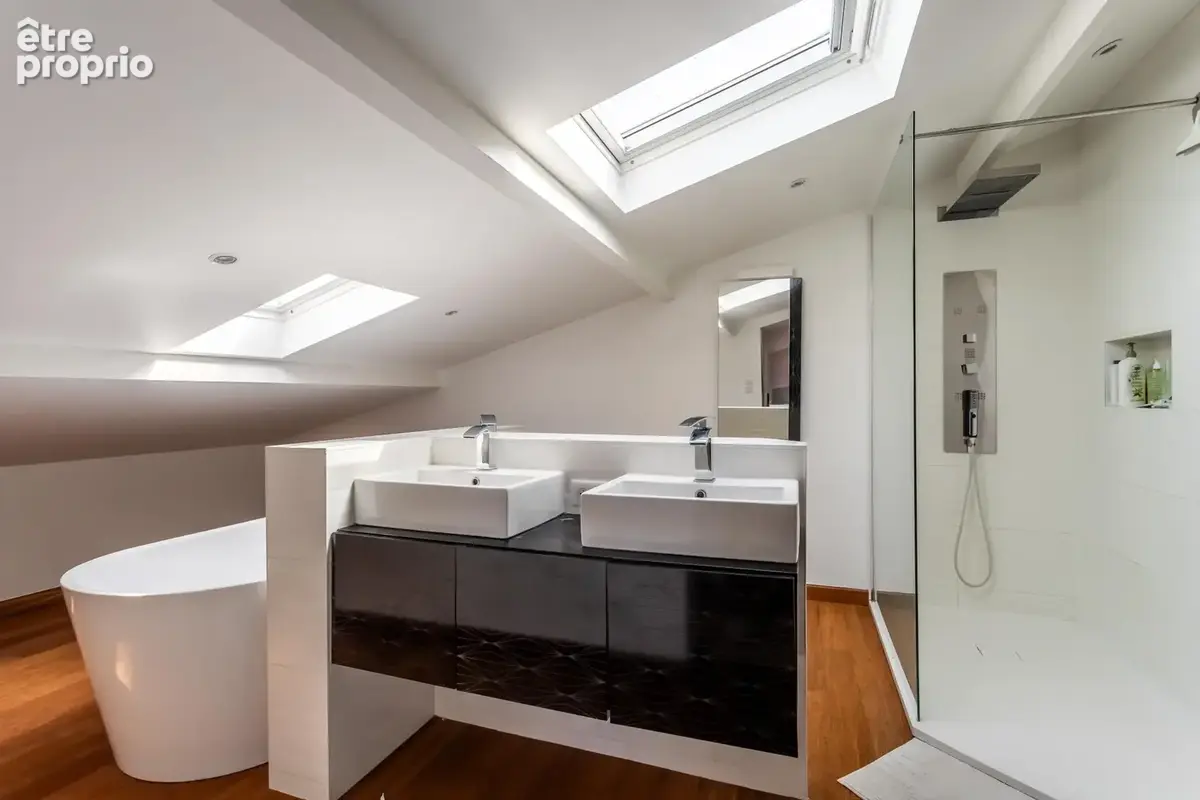 Une maison moderne avec piscine, jardin et parking - photo 24