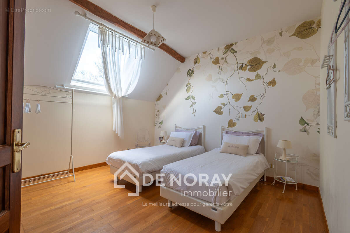 Deux maison, 260m2 et 90m2, dépendances terrain clos de 7500m2 - photo 8