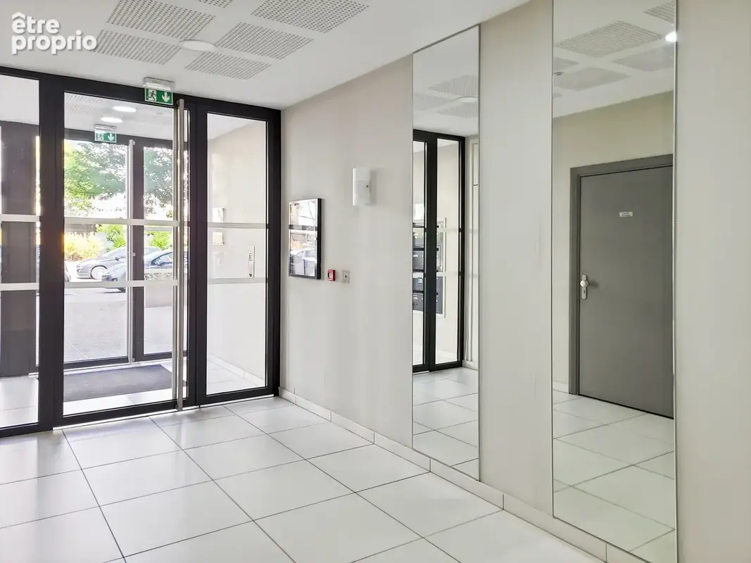 F3 très lumineux / 1 chambre de 14 m2 + dressing ou bureau de 8.24 m2 + balcon de 6.32 m2 + parking - photo 2