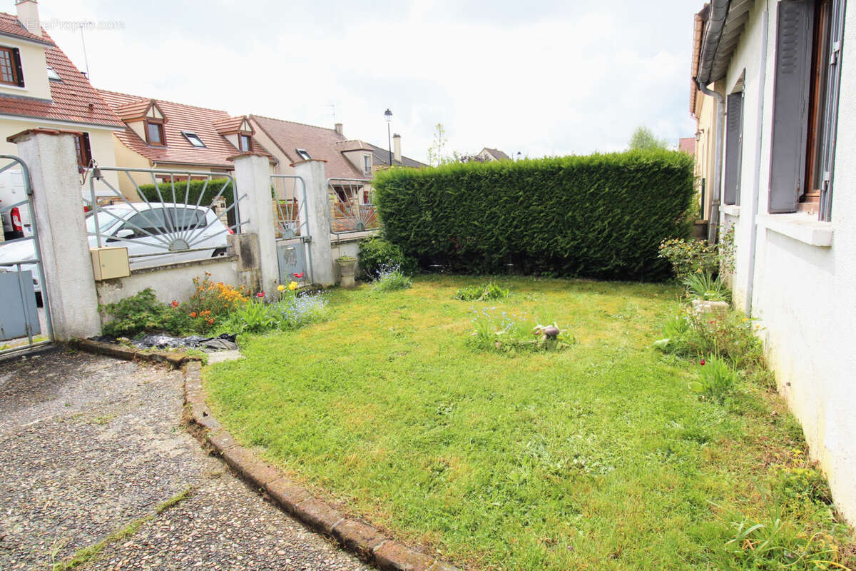 Maison à LE MESNIL-SAINT-DENIS