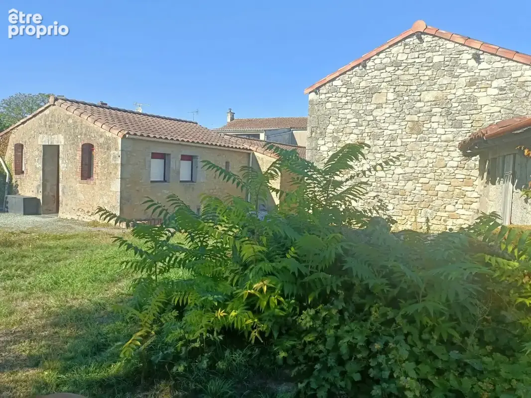 10 minutes du Puy du Fou , maison en pierre rénovée de 195 m2 sur 4000 m de terrain avec grange et dependances - photo 3
