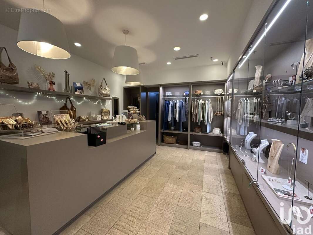 Photo 5 - Commerce à SAINT-CLEMENT-DE-RIVIERE