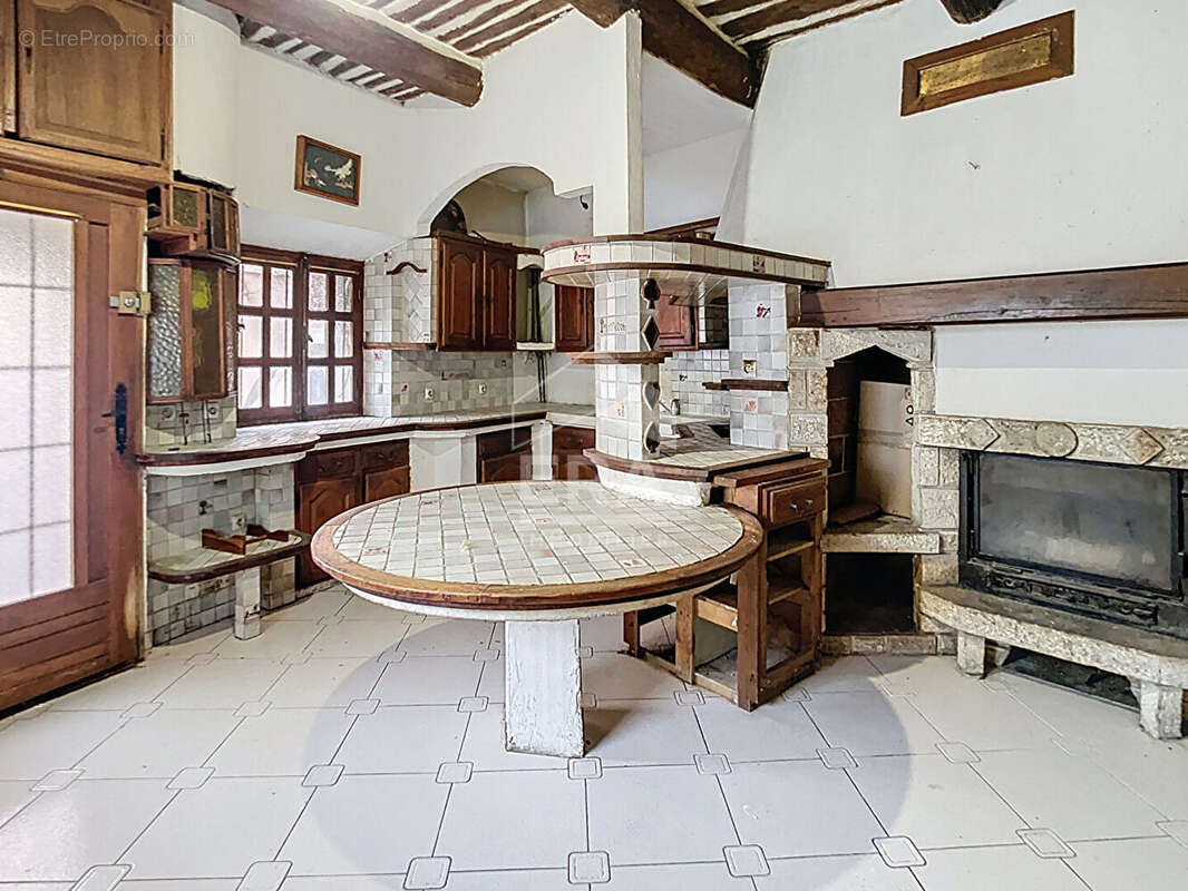 Maison à SAINT-MITRE-LES-REMPARTS