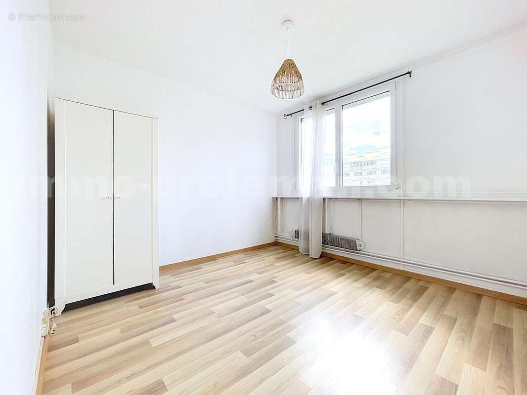 Appartement_T4_Gaillard_belle_superficie_proche_prox_frontière_Suisse_direction_GENEVE_autoroutes_investissement_locatif_vente_vue_séjour_cuisine_ouverte_ - Appartement à GAILLARD