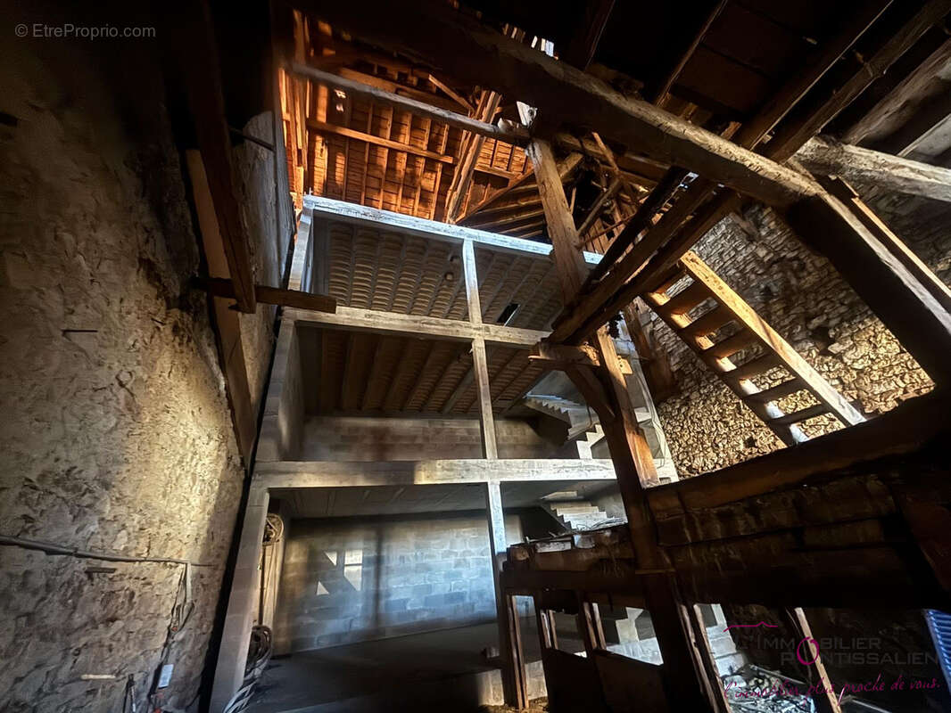 LABERGEMENT SAINTE MARIE : Grange de 100 m2 avec potentiel d'aménagement. - photo 3