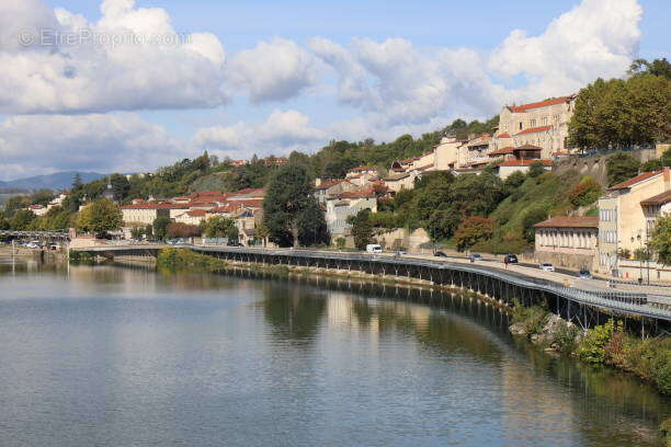 Plateau de 72 m2 + cave de 32 m2 + deux places de parking - photo 4