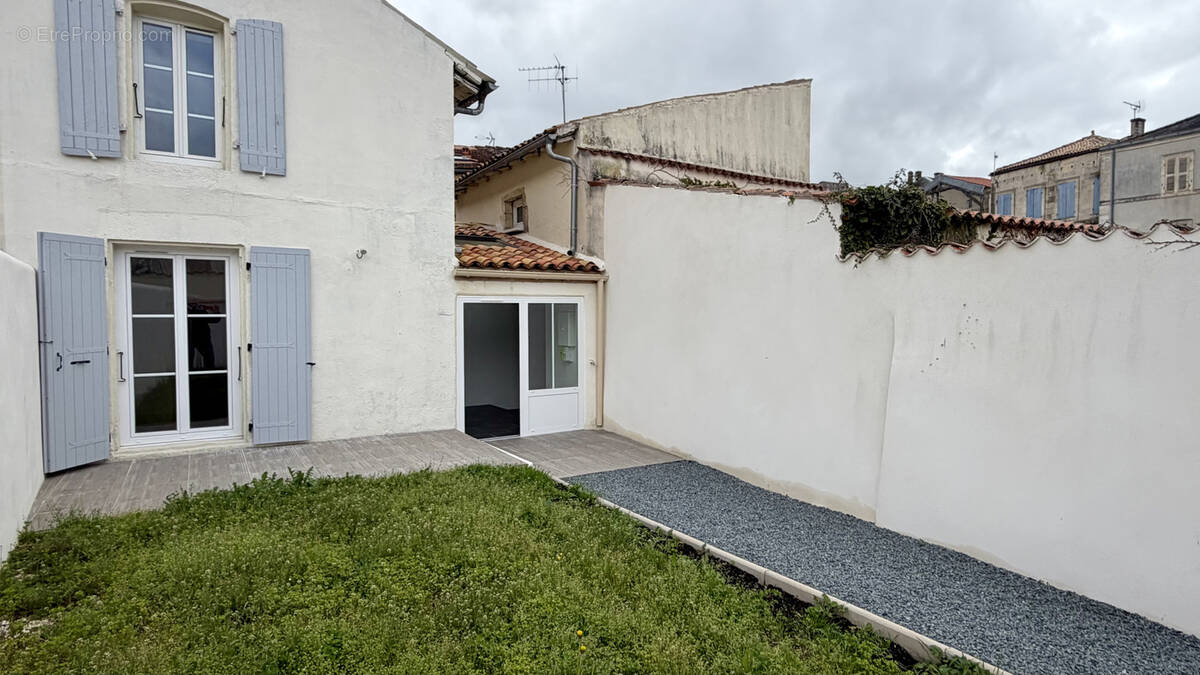 Maison à SAINT-JEAN-D'ANGELY