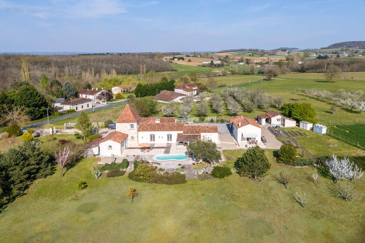 Propriété de campagne avec piscine, annexe, terrain, garage et lac - photo 10