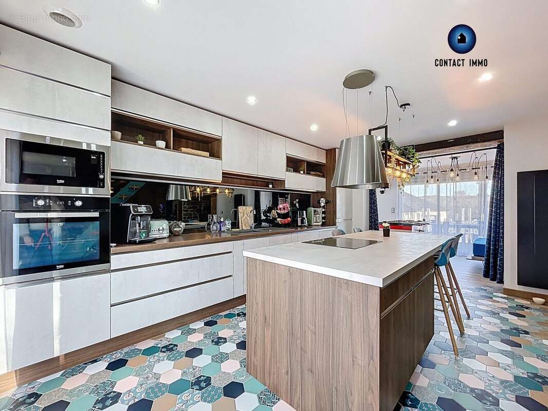 Maison à LA CHAPELLE-AUX-BROCS