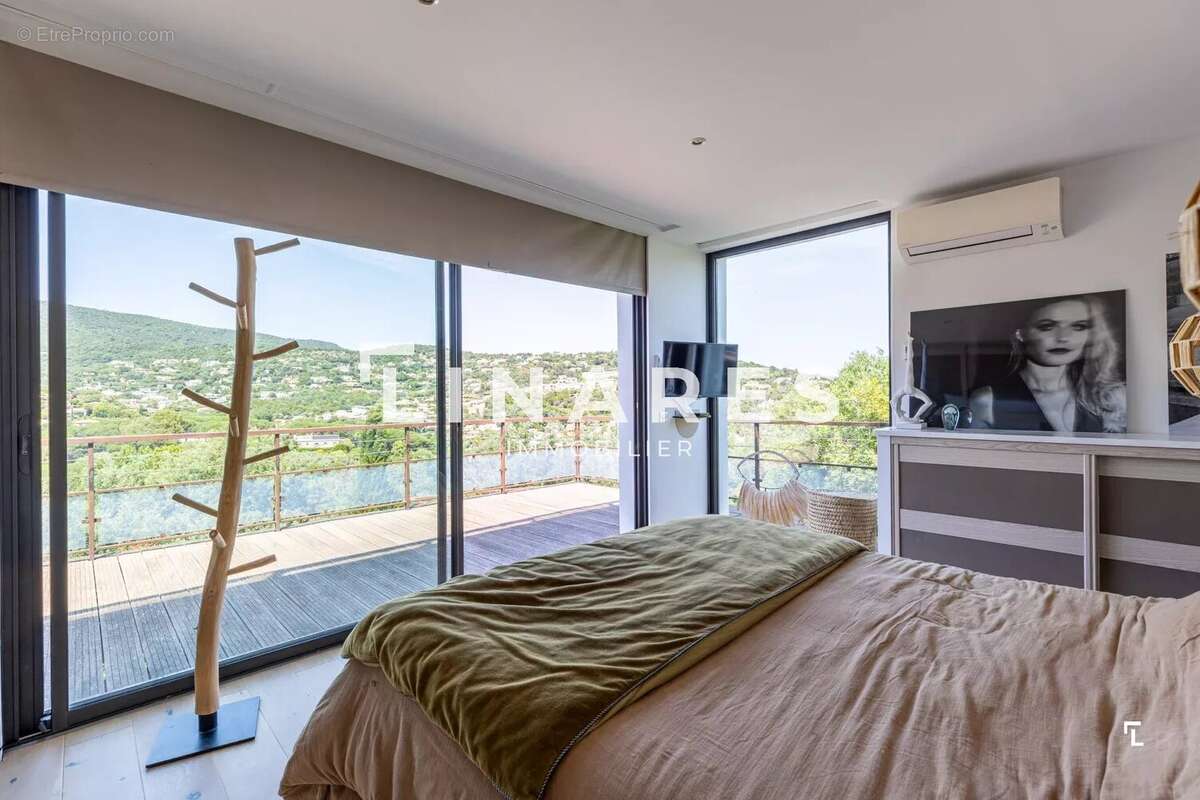 VILLA TOPAZE - Maison T7 de 206 m² - Dépendance - Piscine Terrain 1300m2 - 83240 Cavalaire - photo 15