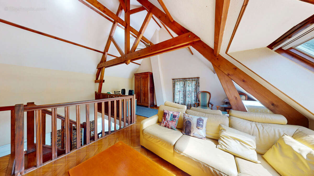A SAINT-MAURICE-MONTCOURONNE - Maison traditionnelle sur sous-sol total - 8 Pièces - Jardin & Terrasse - photo 10