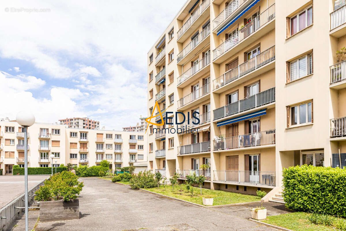 Arrière immeuble - Appartement à ECHIROLLES