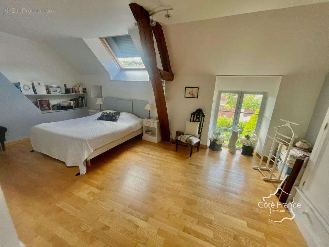 Maison à AILLANT-SUR-THOLON