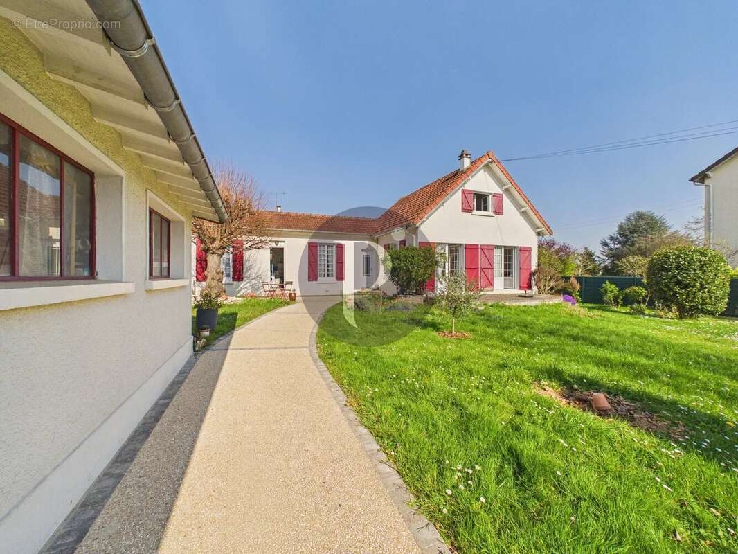 Maison à VERRIERES-LE-BUISSON