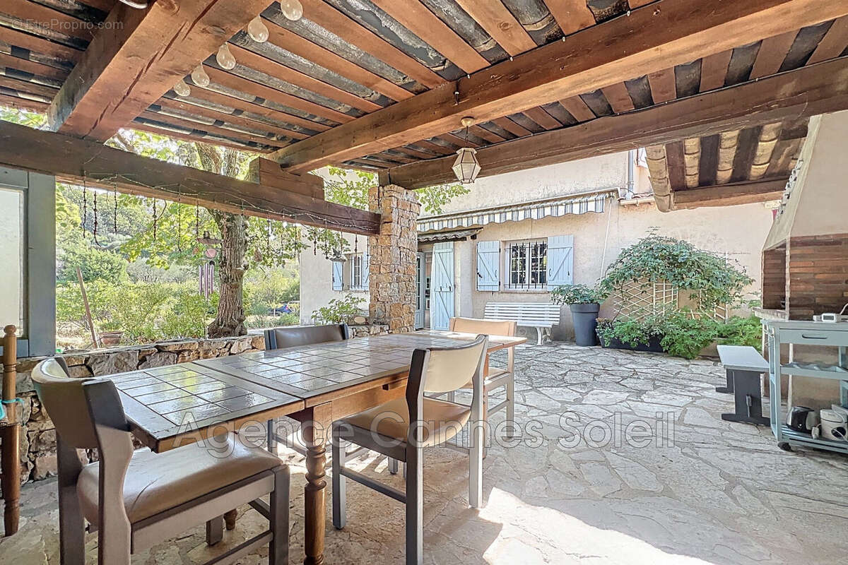 Maison à CHATEAUNEUF-GRASSE