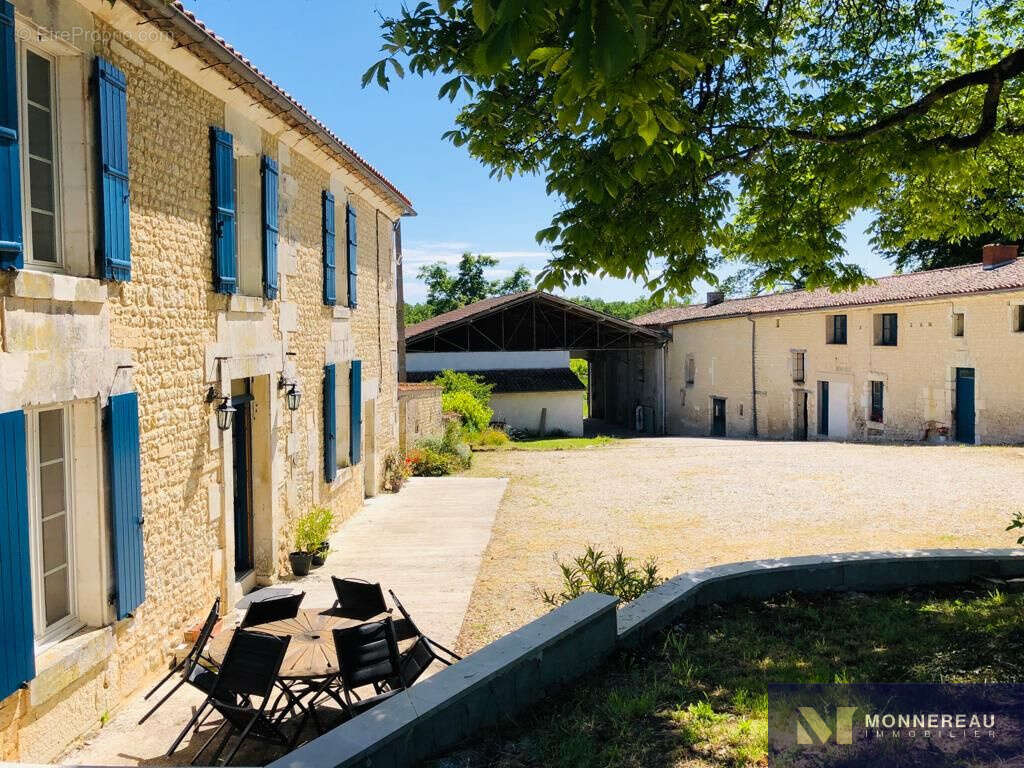 Maison à BARBEZIEUX-SAINT-HILAIRE